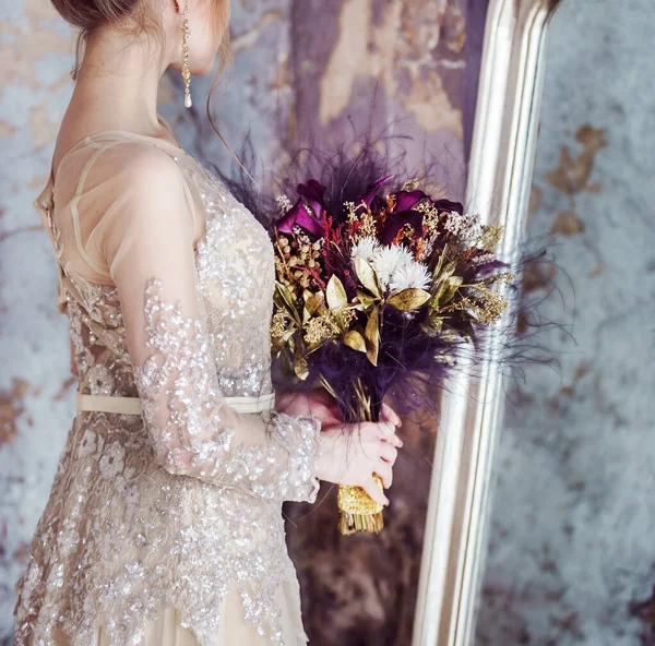 Красивая Невеста Красивыми Цветами — стоковое фото