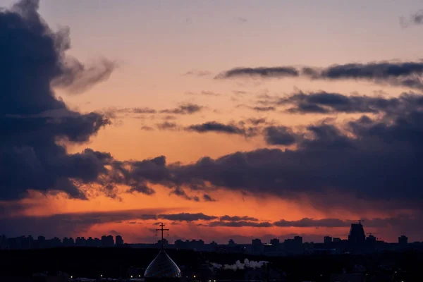 ビルのシルエットの街の夕日 — ストック写真