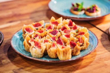 Yemek masası ve lezzetli atıştırmalıklar.