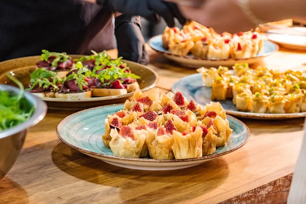 Yemek masası ve lezzetli atıştırmalıklar.