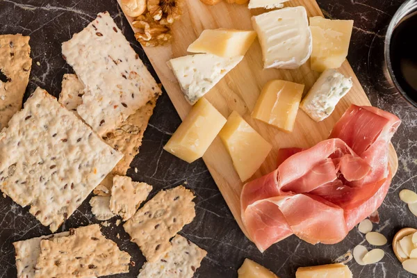 Wein Und Käse Auf Dem Marmortisch — Stockfoto