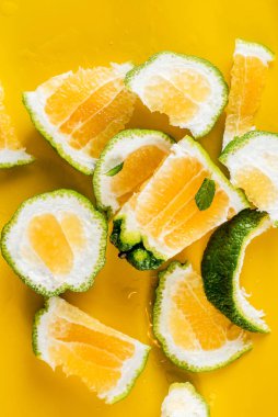 Sarı arka planda taze greyfurt