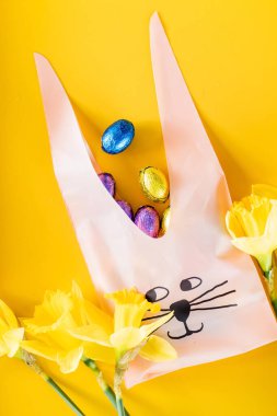 Sarı arka planda Paskalya şekeri