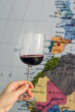 Haritanın yanında bir kadeh şarap