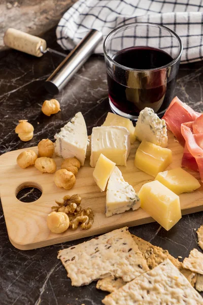 Wein Und Käse Auf Dem Marmortisch — Stockfoto