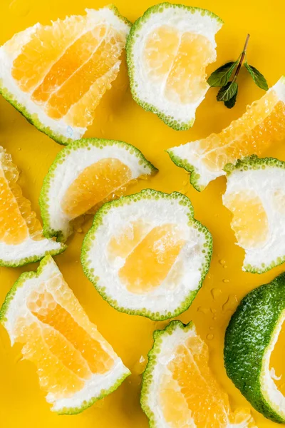 Verse Grapefruit Gele Achtergrond — Stockfoto