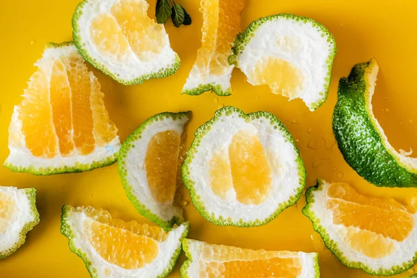 Sarı arka planda taze greyfurt