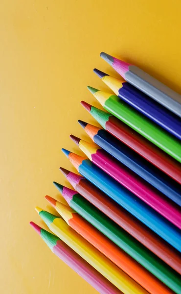 Sarı Arkaplanda Renkli Kalemler — Stok fotoğraf
