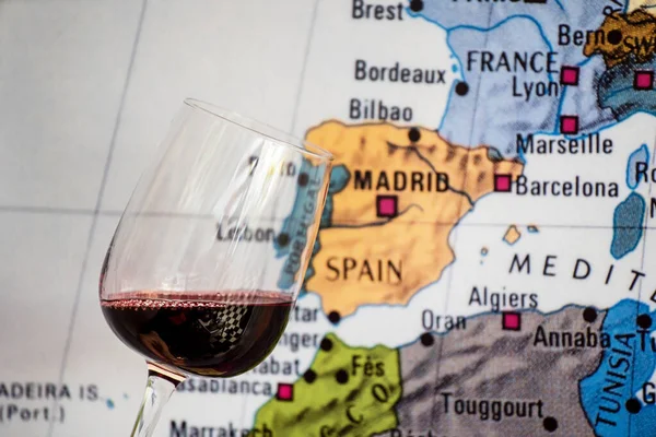 地図の近くにあるワインのグラス — ストック写真