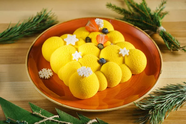 Pastel Navidad Amarillo Con Copos Nieve — Foto de Stock