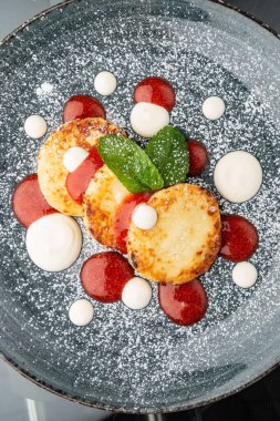 süzme peynirli reçelli krep.