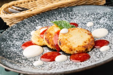 süzme peynirli reçelli krep.