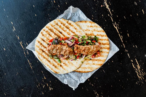 Salatalı Izgara Kebap Üst Manzara — Stok fotoğraf