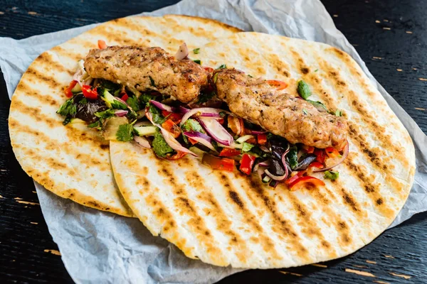 Kebab Grillé Avec Salade Vue Sur Dessus — Photo