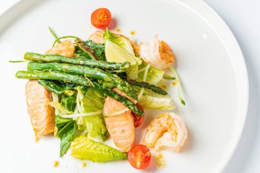 Karides ve balıklı deniz ürünleri salatası.