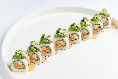 Suşi beyaz tabakta.