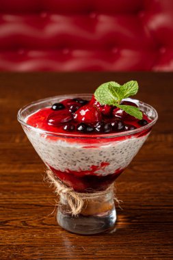 böğürtlenli ve naneli tatlı