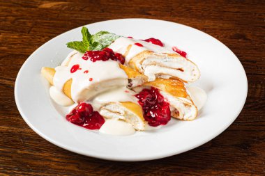 Krem peynirli ve reçelli krep.