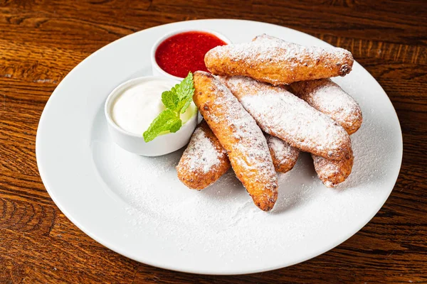 Rosquillas Fritas Con Salsa Bayas — Foto de Stock