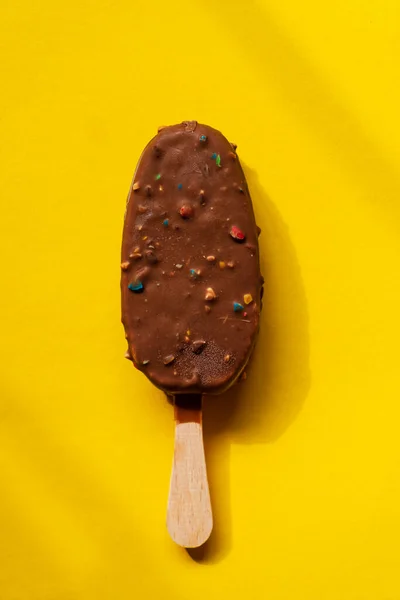 Helado Chocolate Sobre Fondo Amarillo — Foto de Stock