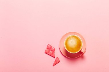 Bir fincan kahve ve pembe çikolata