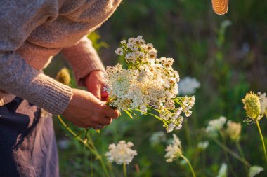 Güzel beyaz çiçekli bir kadın.