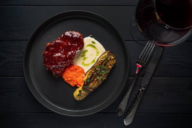 Izgara sebzeli biftek ve kırmızı şarap.