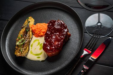 Izgara sebzeli biftek ve kırmızı şarap.