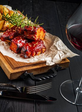 Izgara pirzola ve fırında patates.