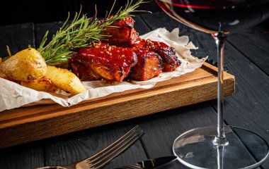 Izgara pirzola ve fırında patates.