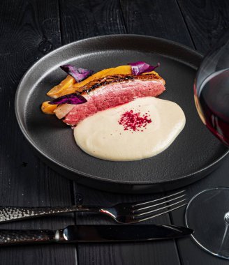 Izgara ördek ve kereviz püresi.