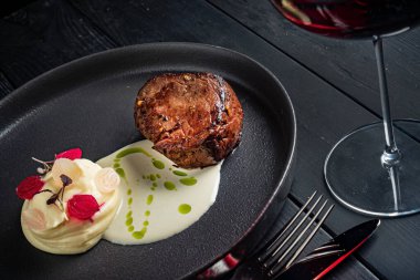 Biftek ve patates püresi