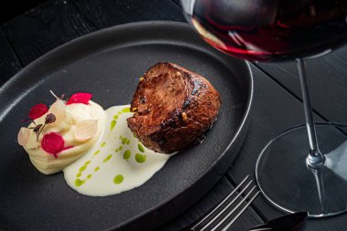 Biftek ve patates püresi