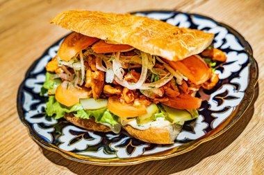 Et ve sebzeli lezzetli sandviç.