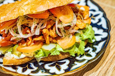 Et ve sebzeli lezzetli sandviç.