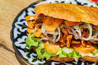 Et ve sebzeli lezzetli sandviç.