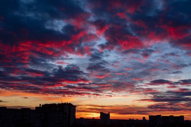  Gün batımında bina silueti