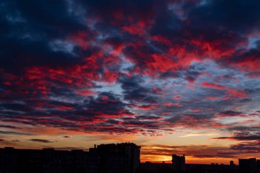  Gün batımında bina silueti