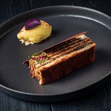 Siyah tabakta lüks hamur işi