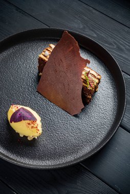 Siyah tabakta lüks hamur işi