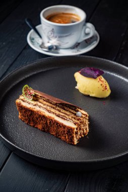 Siyah tabakta lüks hamur işi