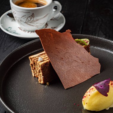 Siyah tabakta lüks hamur işi