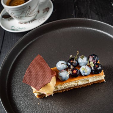 Siyah tabakta lüks hamur işi