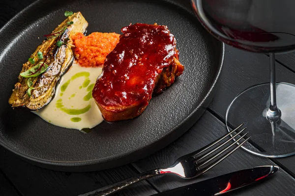 Izgara sebzeli biftek ve kırmızı şarap.