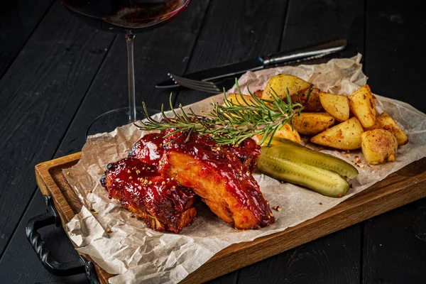 Izgara pirzola ve fırında patates.