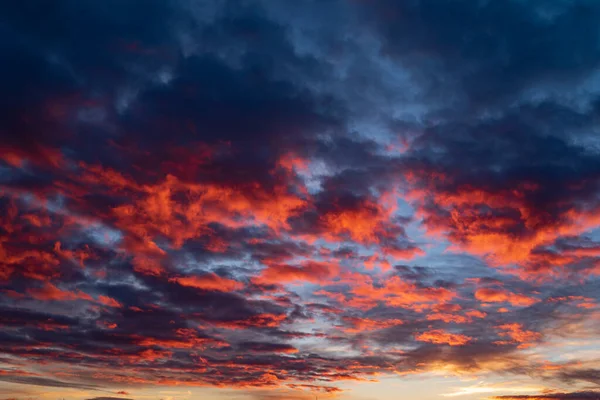  Gün batımında bina silueti