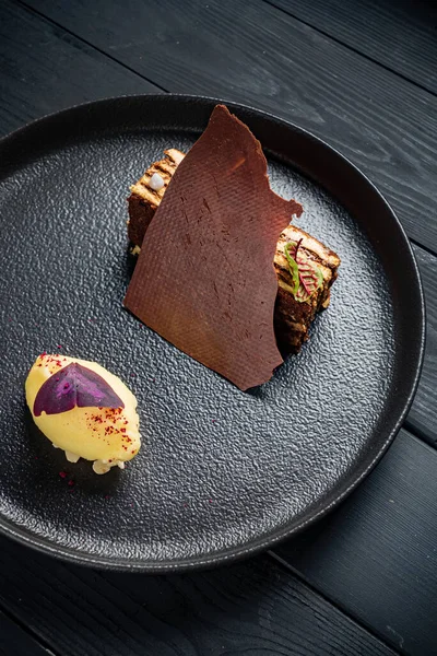 Siyah tabakta lüks hamur işi