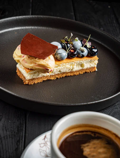 Siyah tabakta lüks hamur işi