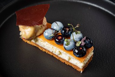 Siyah tabakta lüks hamur işi