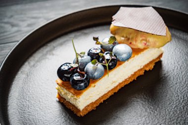 Siyah tabakta lüks hamur işi